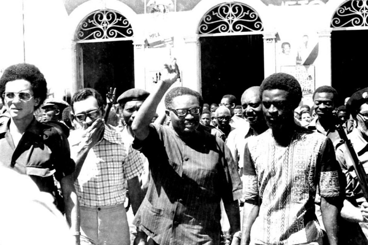 16-Primeiro Governo da RPA frente a Câmara Municipal de Luanda_1975
