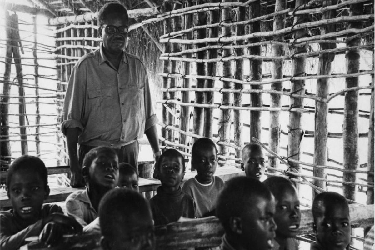 31- Agostinho Neto com crianças numa escola do maquis no Leste