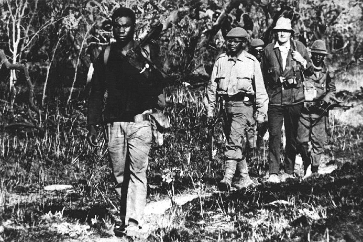 36-Agostinho Neto com o jornalista Basil Davidson numa zona libertada no Leste de Angola