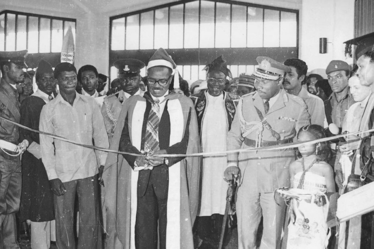 5- Acto de condecoração com a medalha Doutor Honoris Causa na Nigéria_1978_1_19