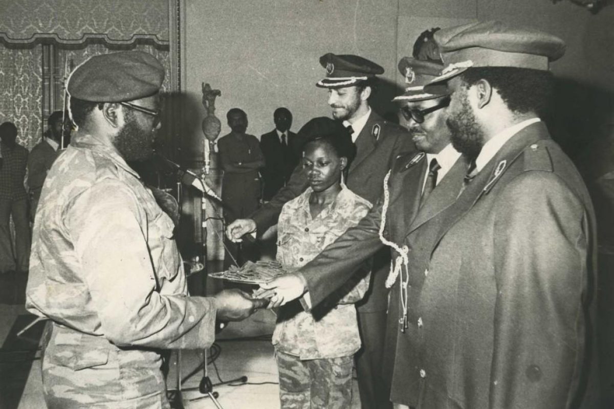 8-Conmandante em Chefe na comemoração do II aniversário da Proclamação das FAPLA_1976_8_1